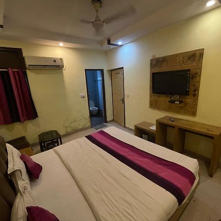 Hotel Golden Gate Yeni Delhi Dış mekan fotoğraf