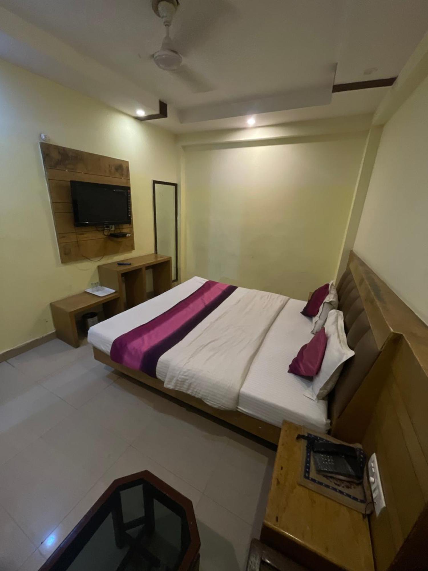Hotel Golden Gate Yeni Delhi Dış mekan fotoğraf