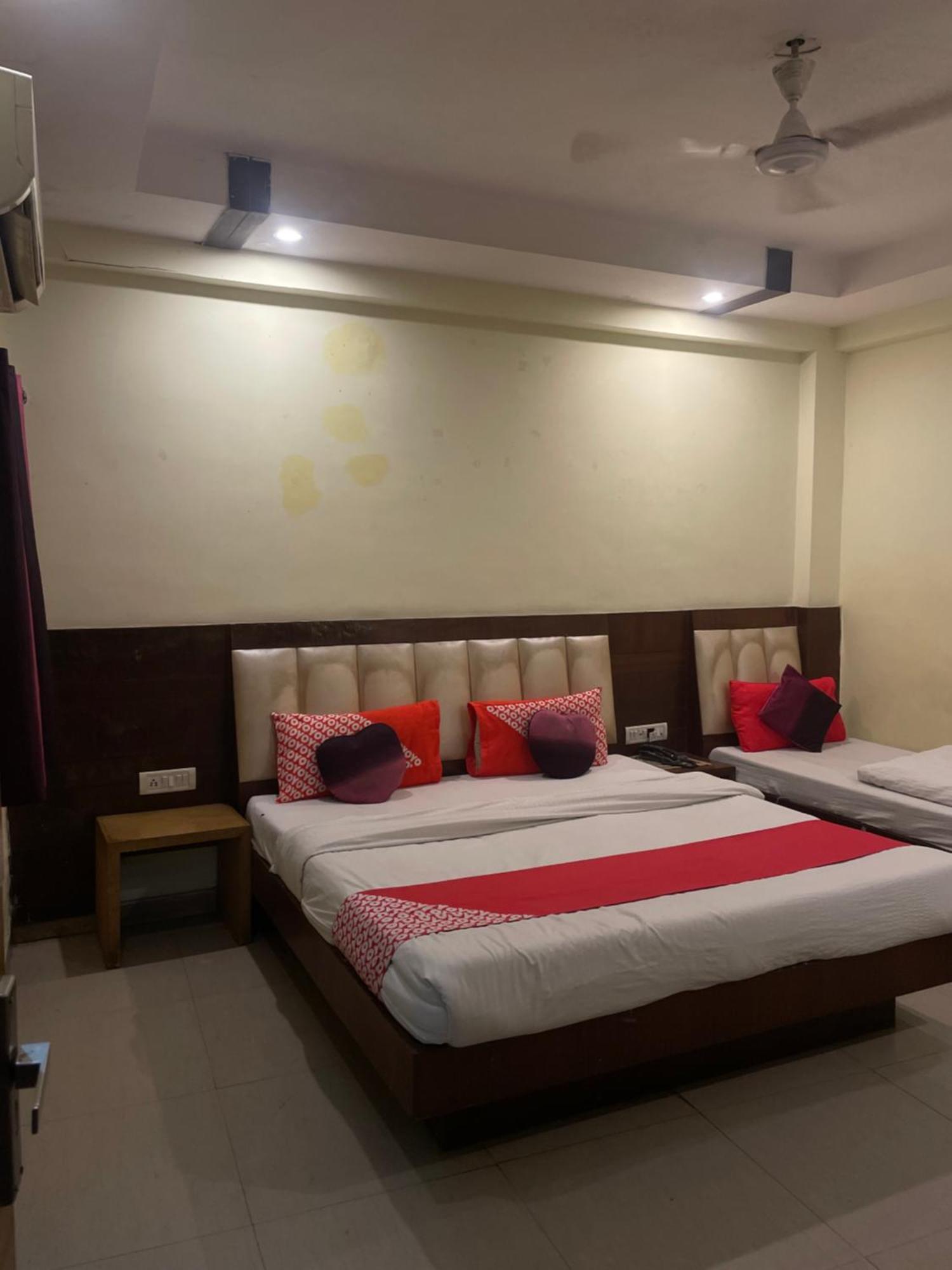 Hotel Golden Gate Yeni Delhi Dış mekan fotoğraf