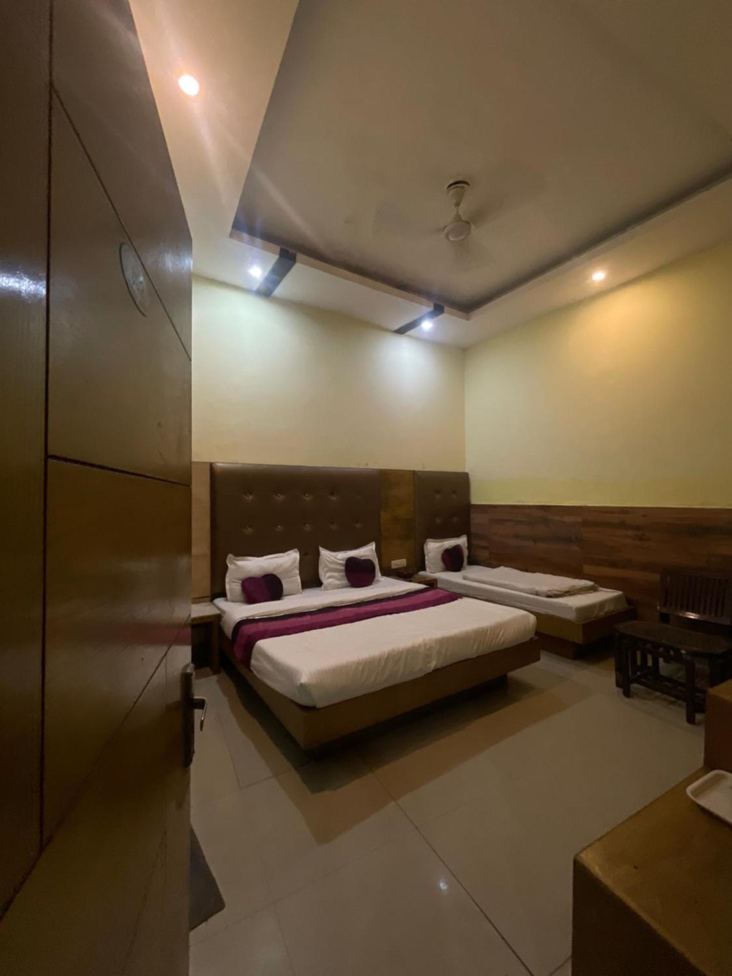 Hotel Golden Gate Yeni Delhi Dış mekan fotoğraf
