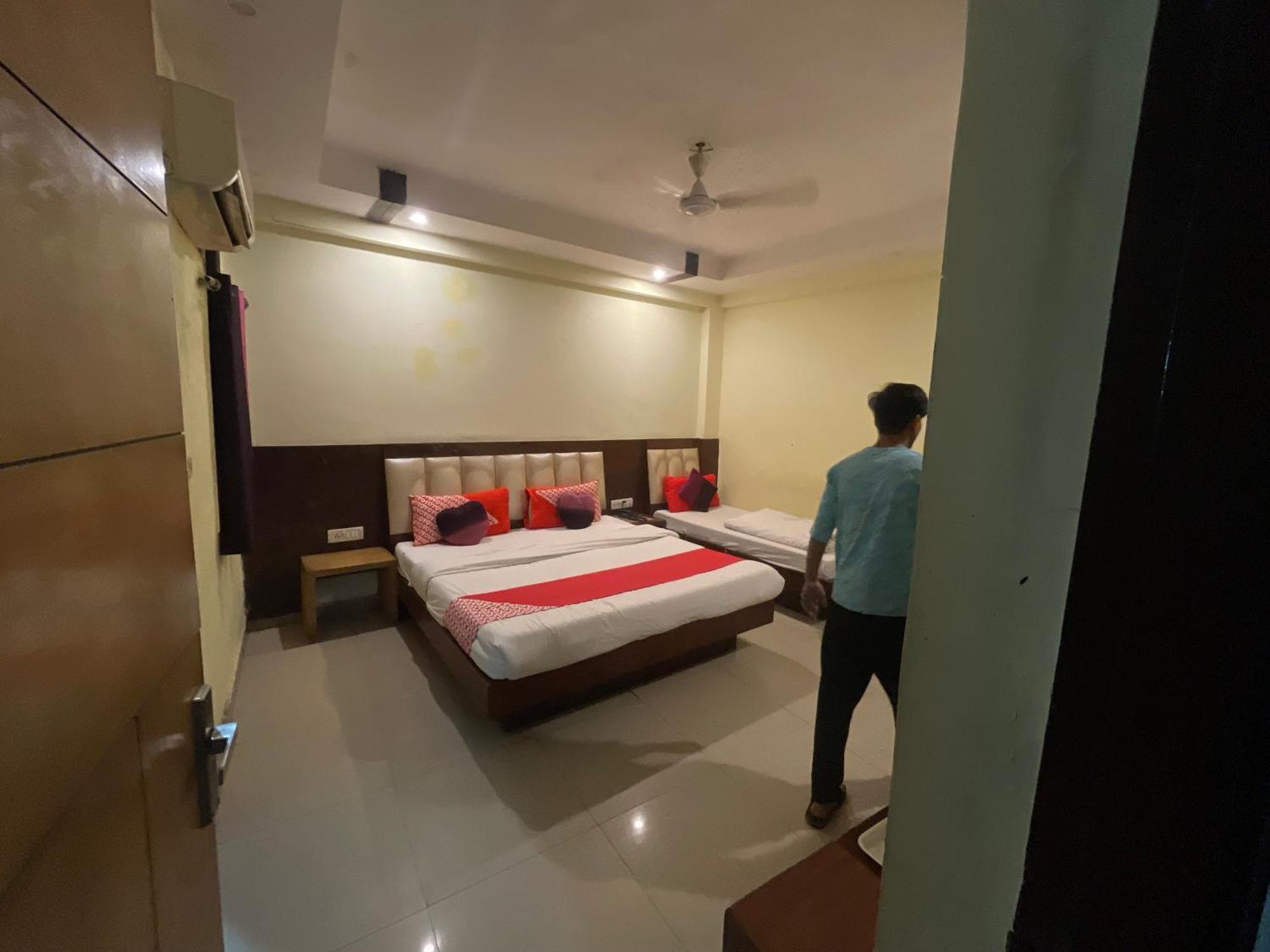Hotel Golden Gate Yeni Delhi Dış mekan fotoğraf