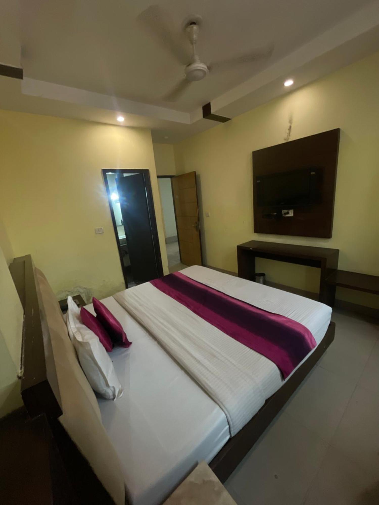 Hotel Golden Gate Yeni Delhi Dış mekan fotoğraf