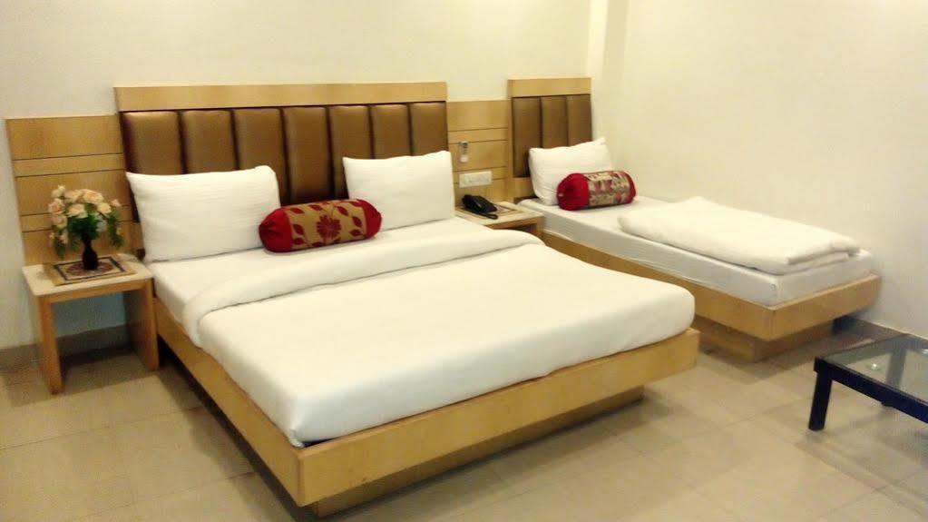 Hotel Golden Gate Yeni Delhi Dış mekan fotoğraf