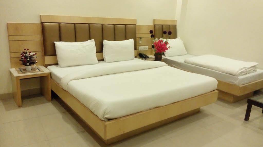 Hotel Golden Gate Yeni Delhi Dış mekan fotoğraf