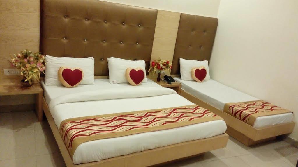 Hotel Golden Gate Yeni Delhi Dış mekan fotoğraf